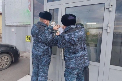 Судебные приставы приостановили работу медцентра в Хакасии