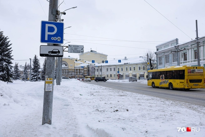 На большинстве центральных дорог работала снегоуборочная техника, но парковочные места остались нетронутыми | Источник: Артем Бауман / 76.RU