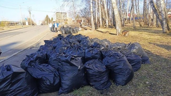 В Октябрьском районе очистили микрорайон Чистый | Источник: Октябрьский район | Красноярск / Telegram