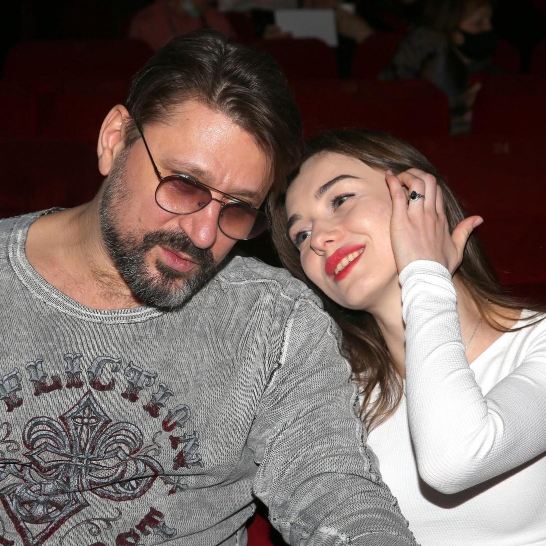 Молодая жена Виктора Логинова требует от него развод со слезами: «Вешу 38 кг… Молчу про рукоприкладство»