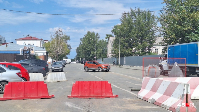 Автомобилисты доезжают до тупика и разворачиваются | Источник: Александр Лисихин / 45.RU 