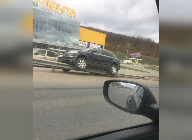 Машина села плотно, скорее всего, понадобится эвакуатор | Источник: БашДТП/Vk.com