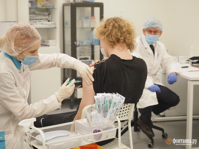 Перед любой прививкой лучше проконсультироваться с врачом | Источник: Михаил Огнев / FONTANKA.RU