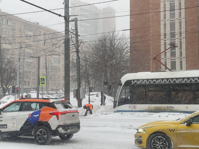 Рельсы откапывают на «Авиамоторной» | Источник: читатель MSK1.RU