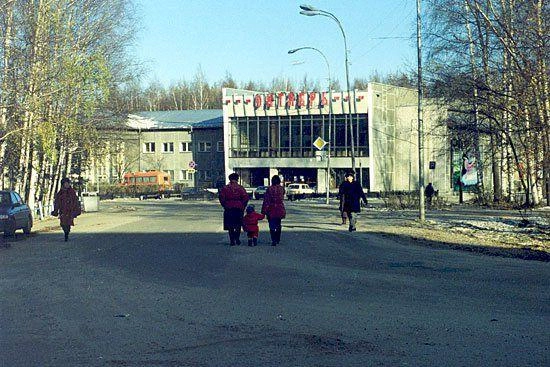 КДЦ «Октябрь» тогда и сейчас. Какой вариант симпатичнее выглядит? Поделитесь своим мнением в комментариях | Источник: Ольга Маховикова / Vk.com