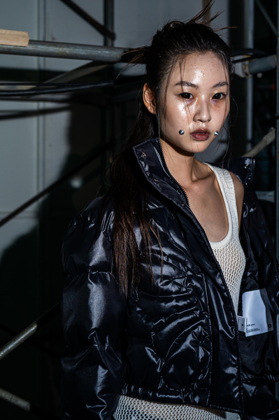 Наклейки на лице и сложные пучки: 6 главных бьюти-трендов с Недели моды в Сеуле