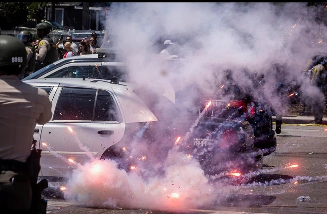 Протестующие использовали петарды | Источник: Barbara Davidson / REUTERS