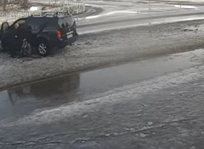 В Приозерске мужчина сбил на джипе ребенка, а после поставил его на колени (видео) | ya62.ru