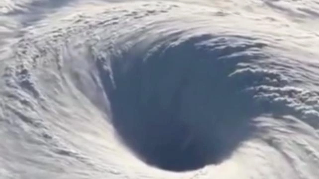 Так ураган выглядел сверху | Источник: Go vision / X (заблокирована в России с марта 2022 года по решению Роскомнадзора)