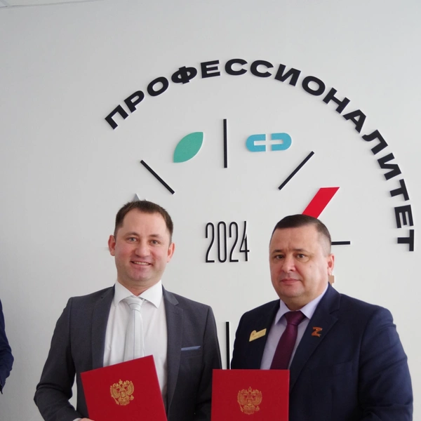 Директор Объединенного государственного архива области Константин Ерофеев и директор Оренбургского областного медицинского колледжа Артур Аллагулов | Источник: Объединенный госархив Оренбургской области / Вконтакте