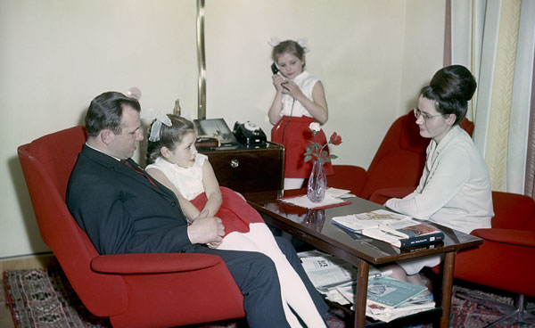 Юрий Гагарин любил проводить время с семьей – женой Валентиной и дочерьми Еленой и Галиной