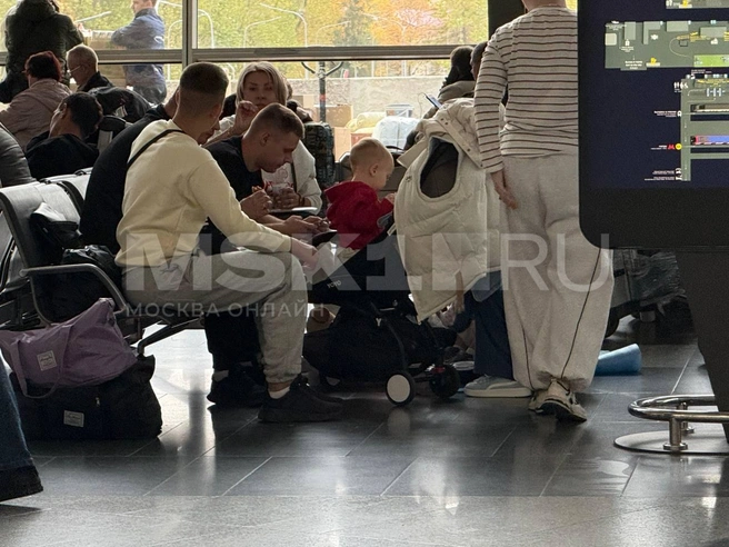 Среди ожидающих своих рейсов много семей с детьми | Источник: читатель MSK1.RU