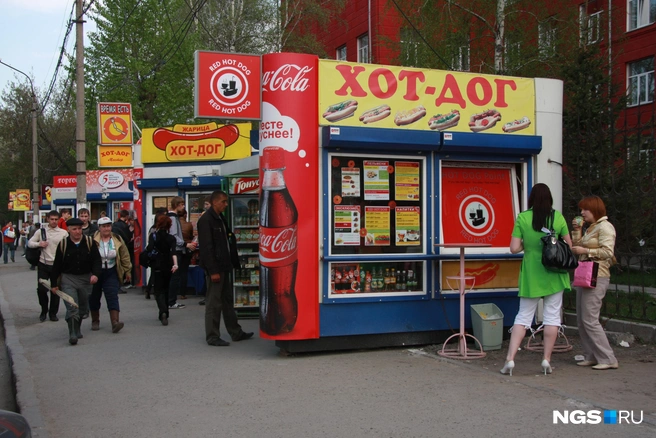Галерея киосков с уличной едой на остановке Студенческая в 2010 году | Источник: Стас Соколов/NGS.RU 