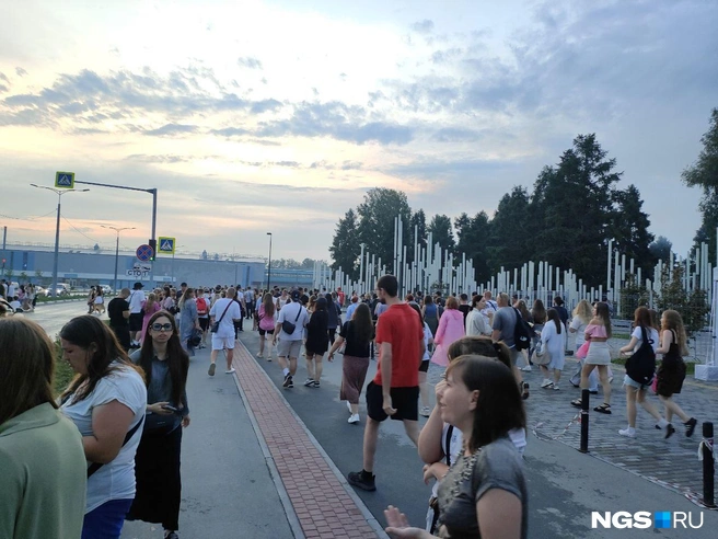 Зрители столпились на выходе из парка | Источник: Нина Раневская / NGS.RU