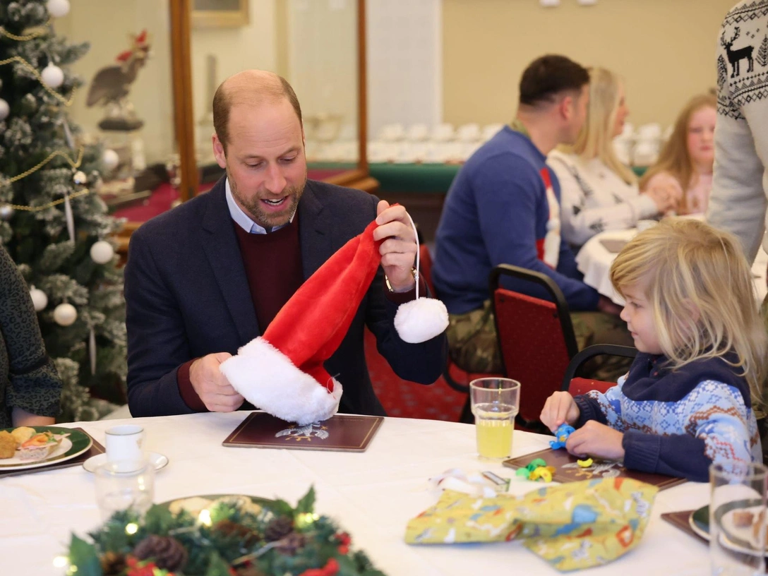Принц Уильям на встрече с семьями солдат 1-го батальона Мерсийского полка, 10 декабря 2024 | marieclaire.ru