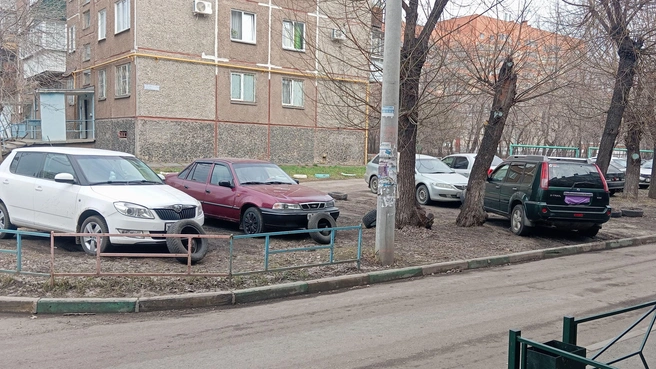 Голь на выдумки хитра: на проспекте Победы, 318 горе-парковщики как бы невзначай закрывают госномера кто пленкой, кто старой шиной, чтобы их не считал автоматический комплекс видеофиксации. Кажется, необходим экипаж ГАИ: за подобное грозит вплоть до лишения прав. Автор снимка написал: «О каком благоустройстве может идти речь? Кем вырастут дети, когда они такое видят?» | Источник: читатель 74.RU