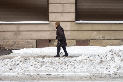 Падение металлической двери в Нефтекумске привело к инвалидности пенсионерки