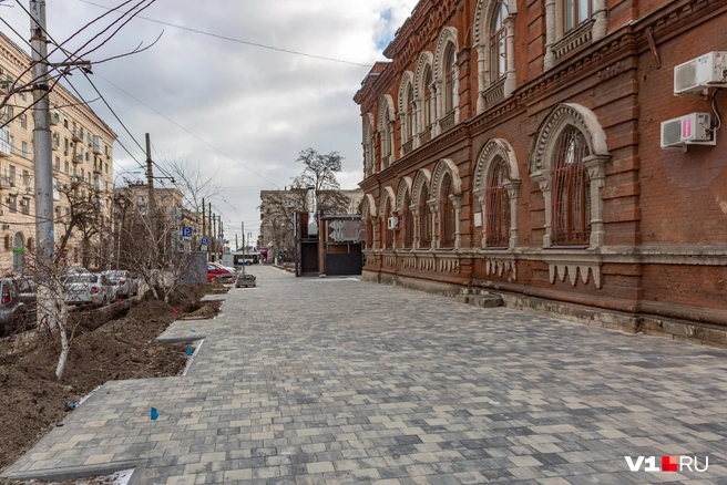 Попутно были снесены мешающие благоустроителям деревья и выложенные гранитной брекчией дорожки | Источник: Константин Завриков / V1.RU