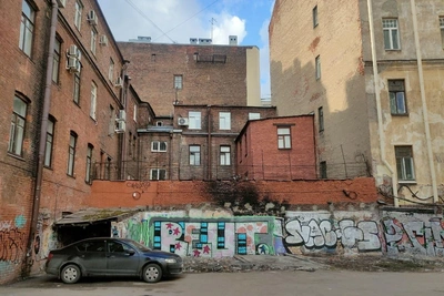 На Петроградской стороне сносят гаражи с кинематографической историей