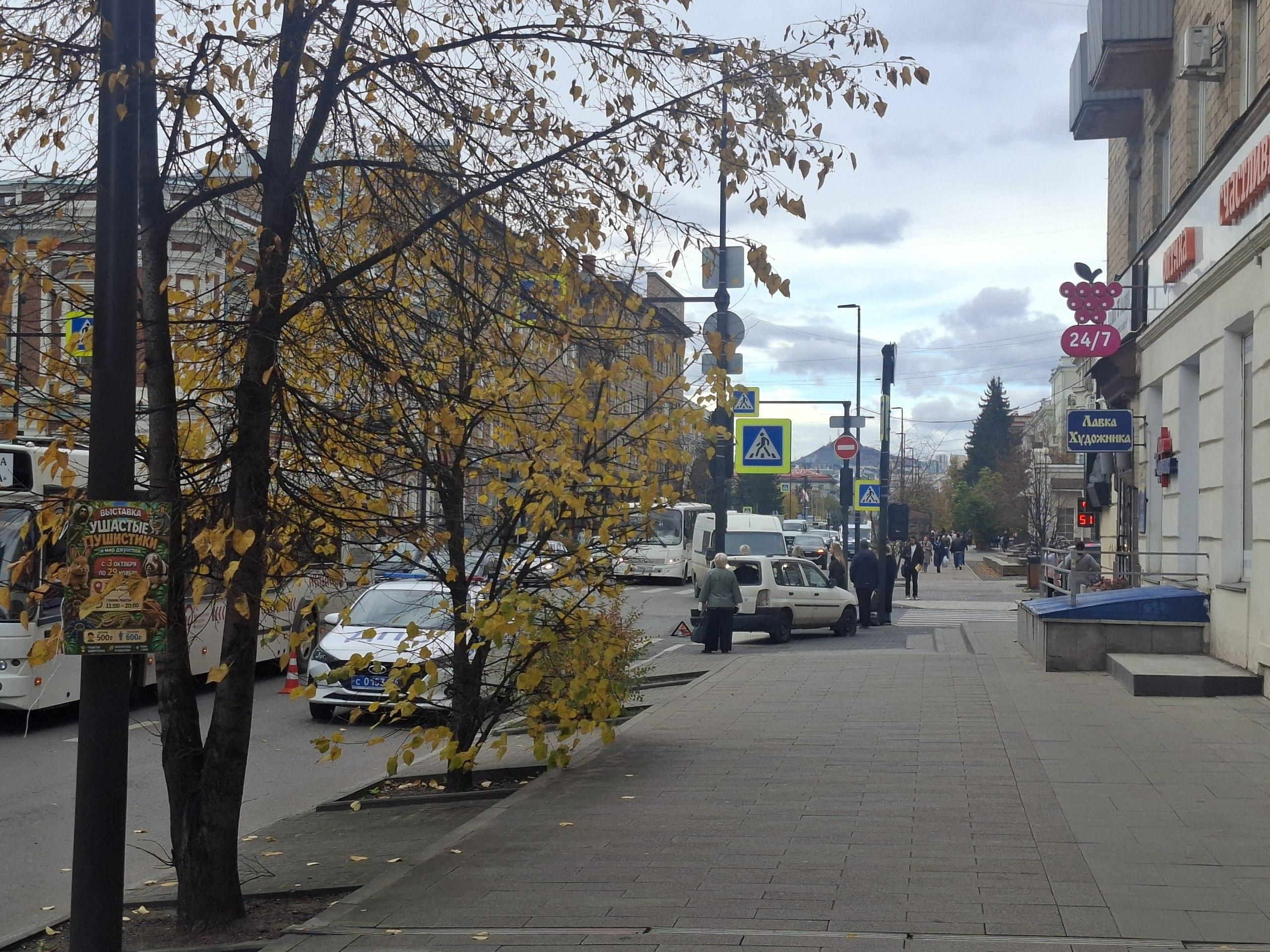 Машина вылетела на тротуар в центре Красноярска после столкновения с автобусом