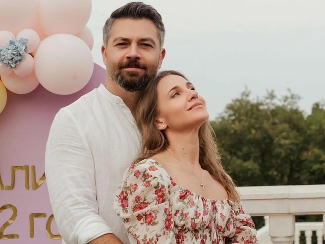Для Чумакова шуточки ниже пояса — обычное дело в браке | Источник: juliakovalchuk / Instagram (экстремистская организация, деятельность запрещена на территории РФ)