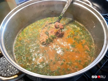 По очереди добавляем зелень, специи и грецкие орехи | Источник: Тома Минадзе / 59.RU