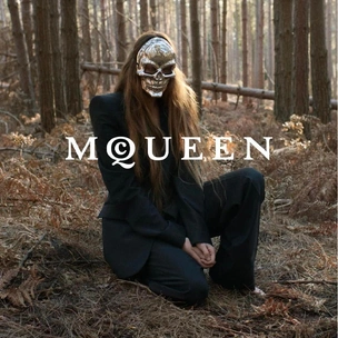 Девушки в лесу: как выглядят первые образы Alexander McQueen под руководством нового креативного директора