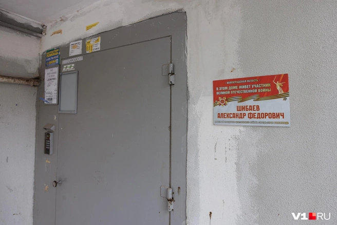 На входе в подъезд даже висит соответствующая табличка | Источник: Алексей Волхонский / V1.RU