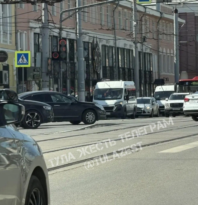 Пока неизвестно, когда движение будет возобновлено | Источник: «Тула Жесть» / Telegram