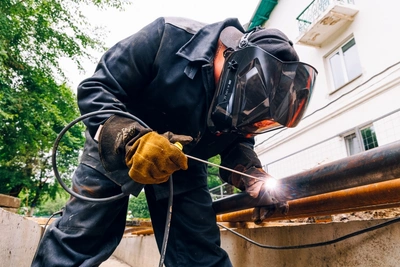 Пять звеньев сварщиков устраняют аварию на теплотрассе в Дарасуне