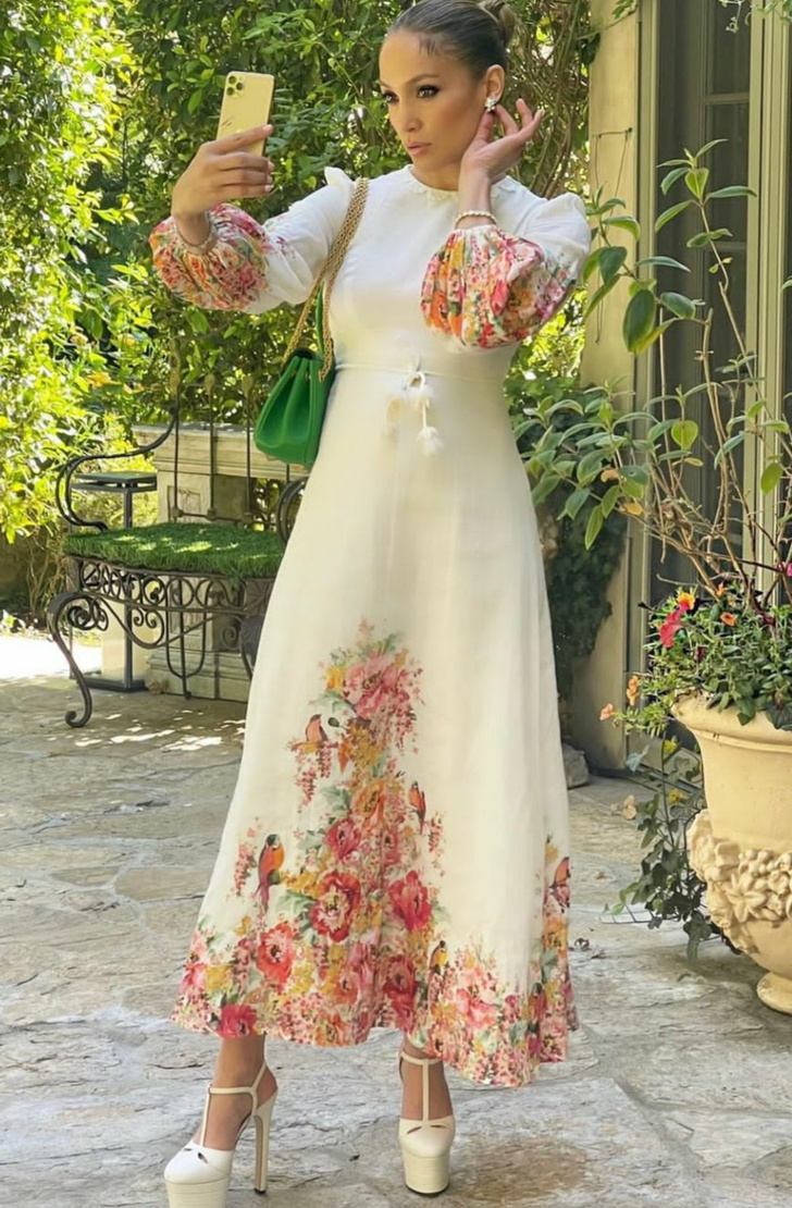 Королева цветов: Дженнифер Лопес в женственном платье с птицами и цветами