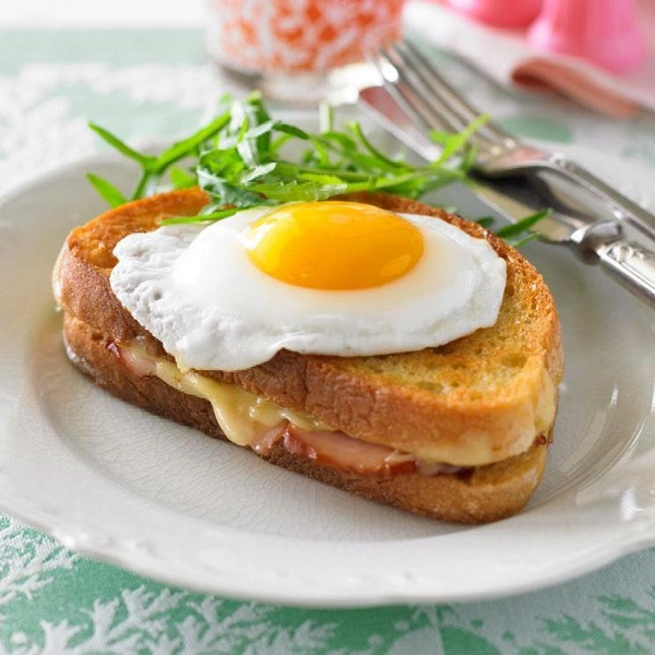 Яичница с луком-шалотом и шалфеемОбразцовая глазунья с невероятным ароматом, которая поднимет настроение с самого утра.Полный рецепт яичницы с луком-шалотом и шалфеем читайте по ссылке.