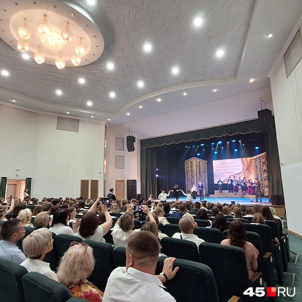Руководитель аппарата администрации Кургана Павел Валуев также вручал медали | Источник: Александр Лисихин / 45.RU 