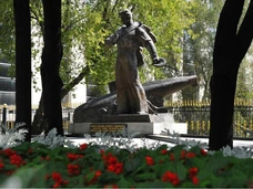 «Все эти годы я продлеваю сыну жизнь»: матери и вдовы скорбят по близким, которые погибли на подлодке «Курск»
