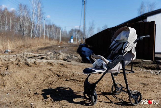 Здесь по плану тоже должна быть дорога, но по факту ее нет&nbsp;— только лес, грязь и болото | Источник: Ирина Шарова / 72.RU