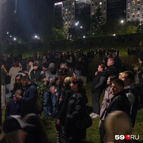 Уже традиционно на эспланаде поместились не все&nbsp;— некоторые смотрели концерт и подпевали на Слудской горке | Источник: Тимофей Калмаков / 59.RU
