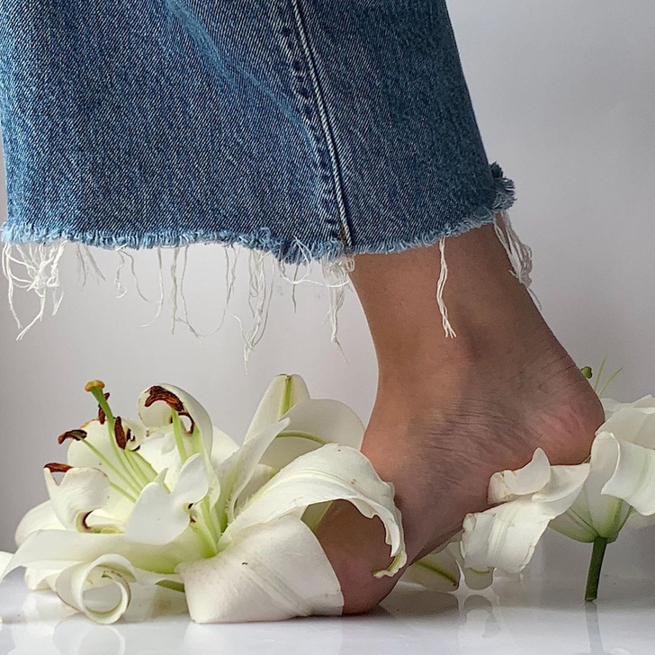 Фото №8 - Инстаграм недели: странные и прекрасные туфли из цветов, ягод, овощей и других неочевидных материалов