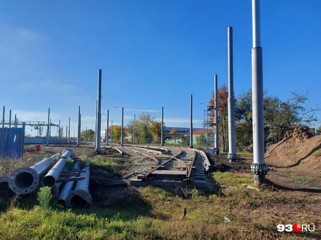 Так выглядит начало трамвайной линии. С левой стороны от стройки находится Западное депо | Источник: Екатерина Железнова / 93.RU