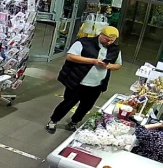 Самое нелепое ограбление. Екатеринбуржец зашел в цветочный и вышел с добычей — его зафиксировала ка…