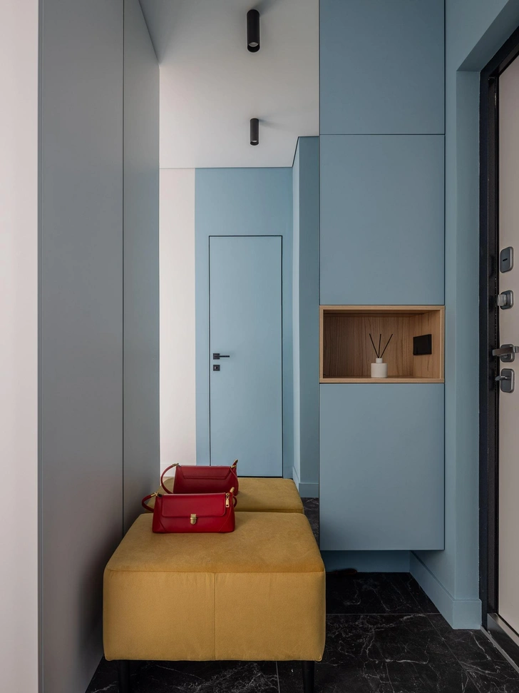 Плитка на полу, VitrA. Скрытая дверь, Profil Doors. Мебель изготовлена на заказ. | Источник: Роман Спиридонов