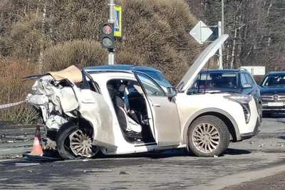 В Сестрорецке лобовое столкновение на светофоре унесло жизнь водителя