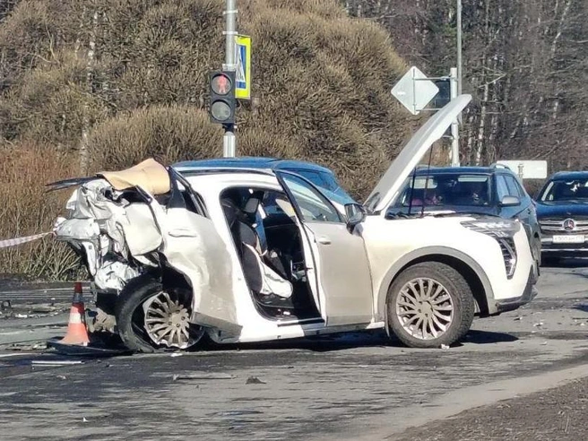 «Хавал» вмяло по водительское кресло, у «Джили» не осталось капота. В Сестрорецке ДТП на светофоре привело к смерти