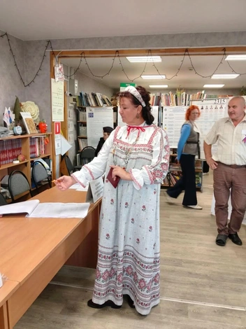 Кто-то решил переодеться в русский сарафан | Источник: Избирательная комиссия Ярославской области / Vk.ru