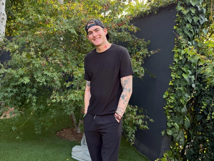 Фото для бренда было сделано за месяц до смерти | Источник: presleygerber / Instagram (запрещенная в России экстремистская организация) (экстремистская организация, деятельность запрещена на территории РФ)