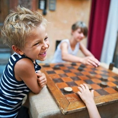 Как играть в шашки: правила игры в русские, английские, международные и поддавки