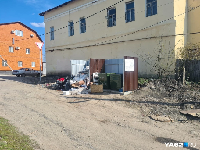 Буквально в ста метрах от этой площадки находится «Гончарная сказка» | Источник: Светлана Коновалова / YA62.RU