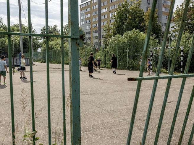 Вход на футбольную площадку обозначен покосившимся забором | Источник: Александр Куренной / 76.RU