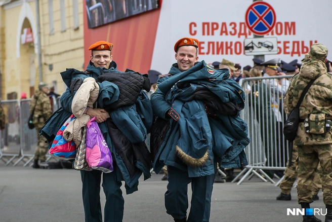 Сегодня в городе сравнительно тепло: многие участники парада даже сняли куртки | Источник: Наталья Бурухина / NN.RU