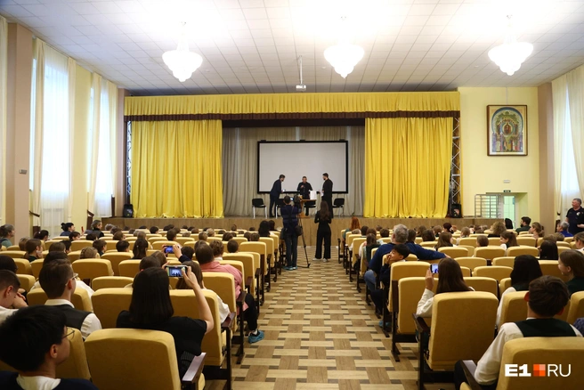 На встречу пришли как младшеклассники, так и ученики старшей школы | Источник: Владислав Лоншаков / E1.RU