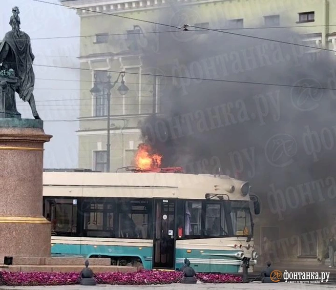 В центре Петербурга загорелся ретротрамвай «Достоевский». Видео | Источник: читатель «Фонтанки»
